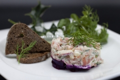 Nordic-salmon-with-beetroot-and-rye-toast-scaled
